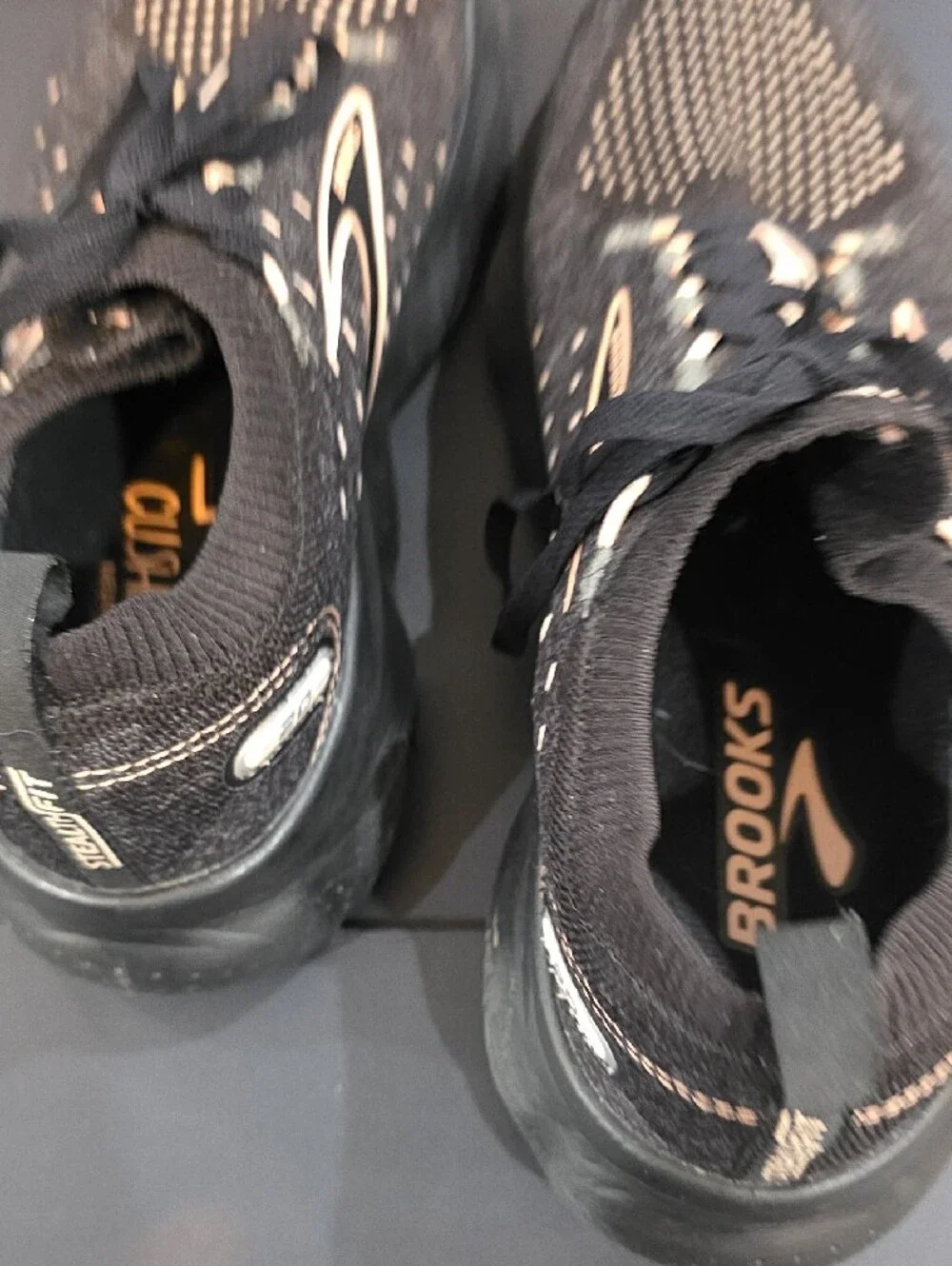 Brooks Glycerin 20 Stealth Fit Women’s Black Running Shoes with Cream Size 8.5